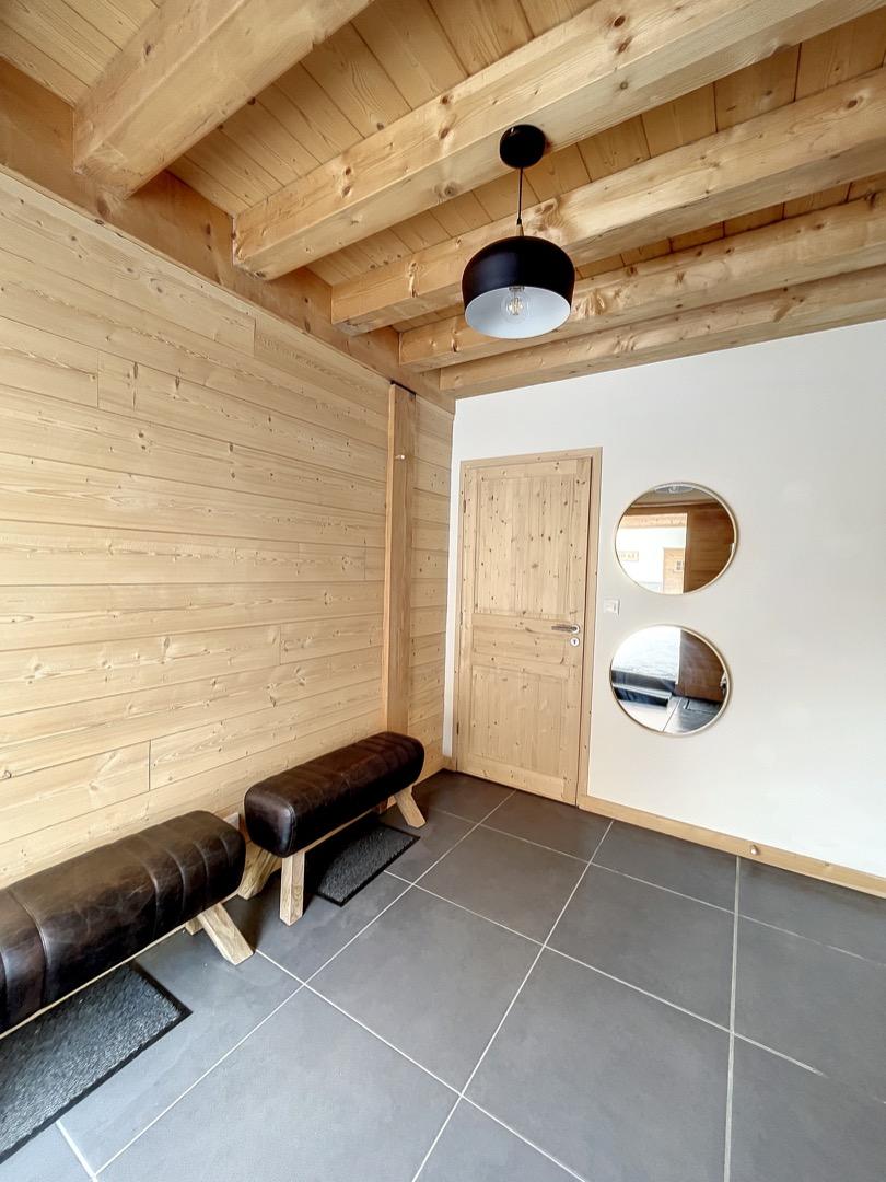 Entrée du chalet avec rangements.