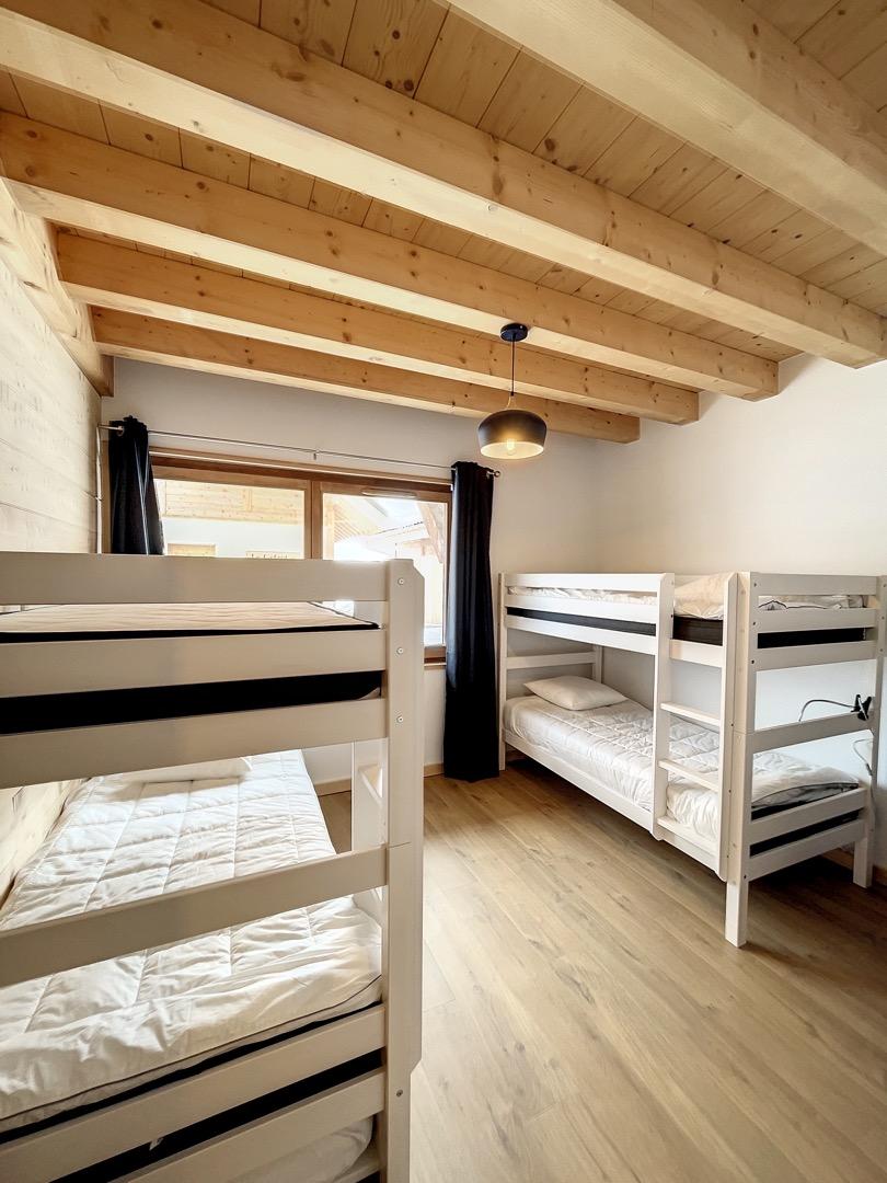 Chambre du rez-de-chaussée avec deux lits superposés.