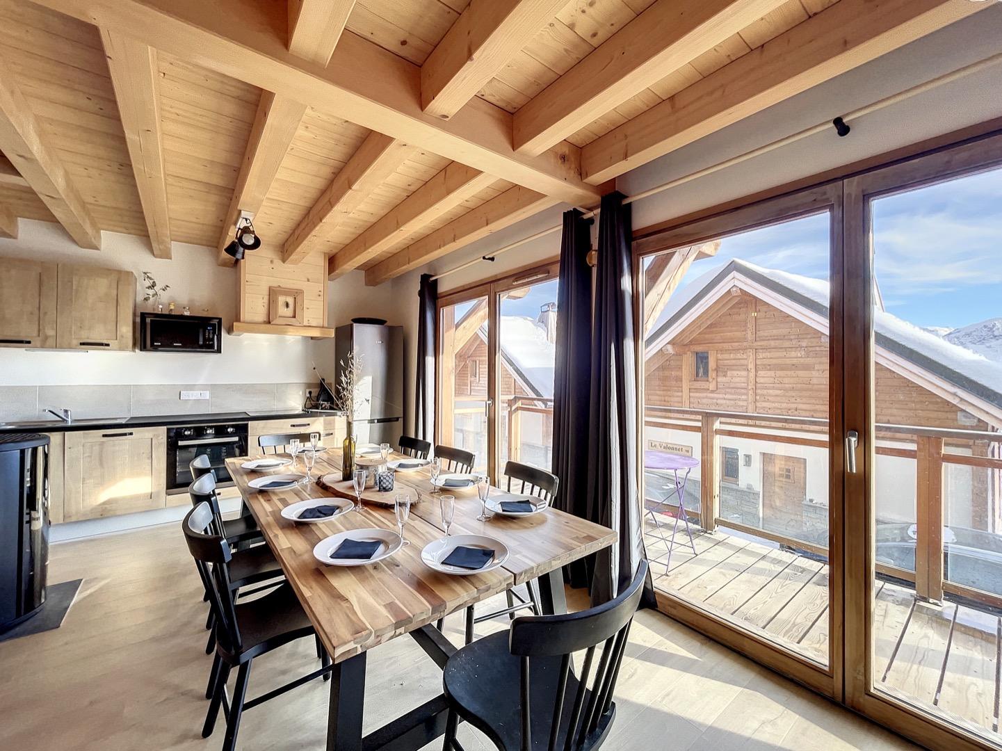 Salle à manger avec vue plein sud sur les Aiguilles D'Arves.