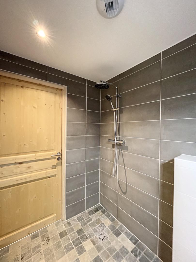 Salle de bain du rez-de-chaussée.