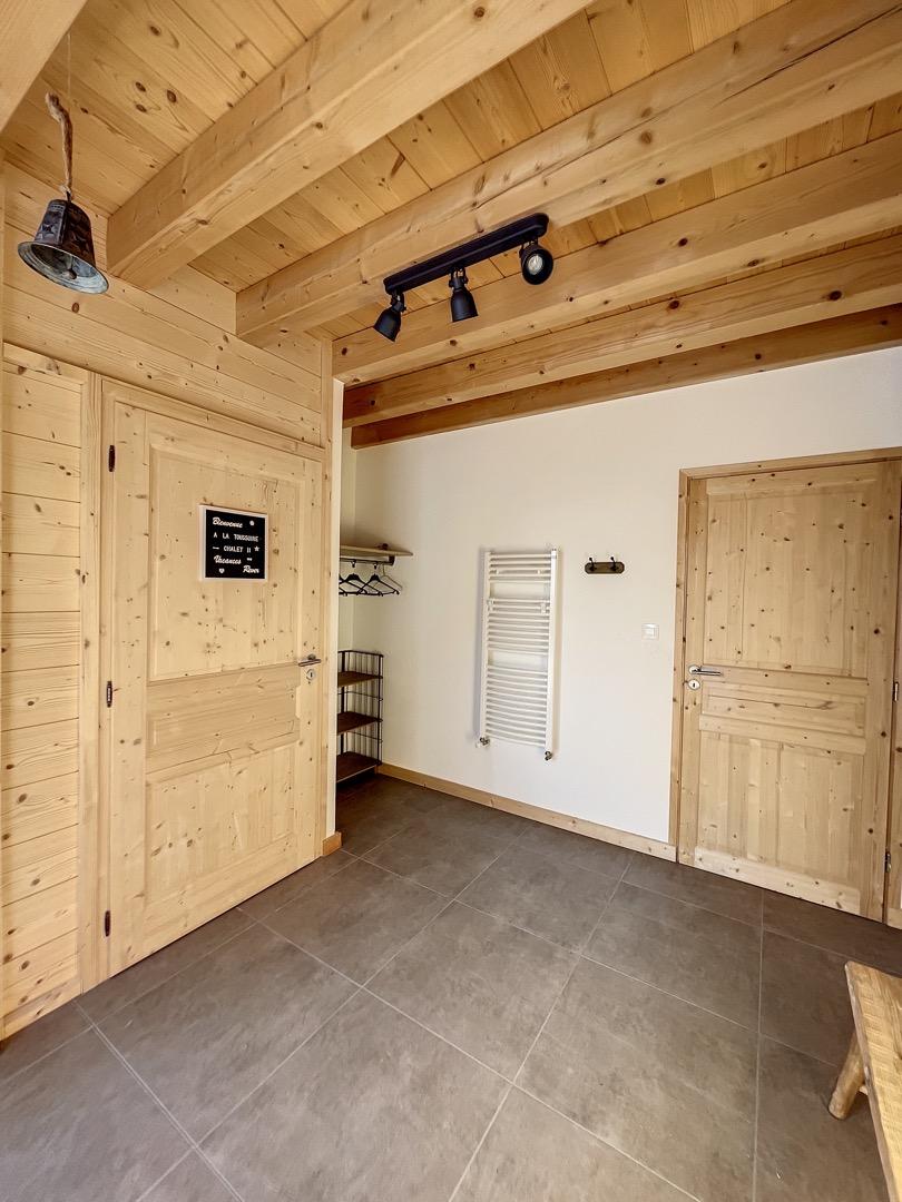 Entrée du chalet avec rangements.