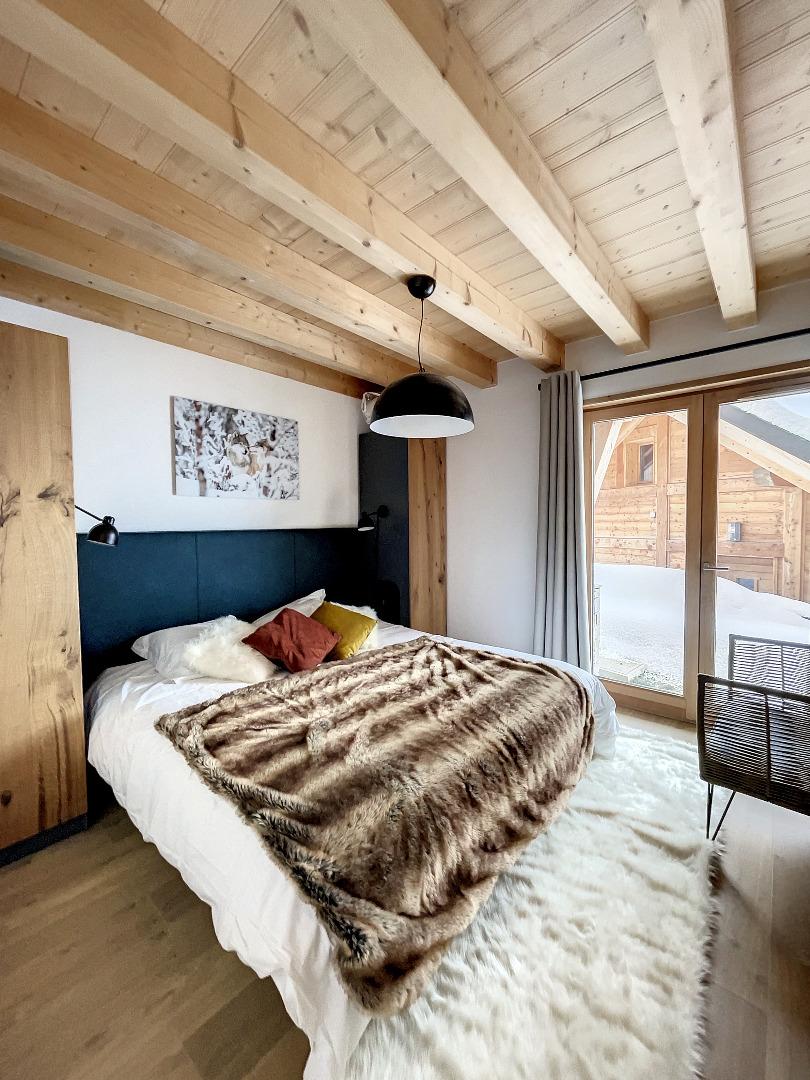 Chambre 1 au rez-de-chaussée avec lit double.