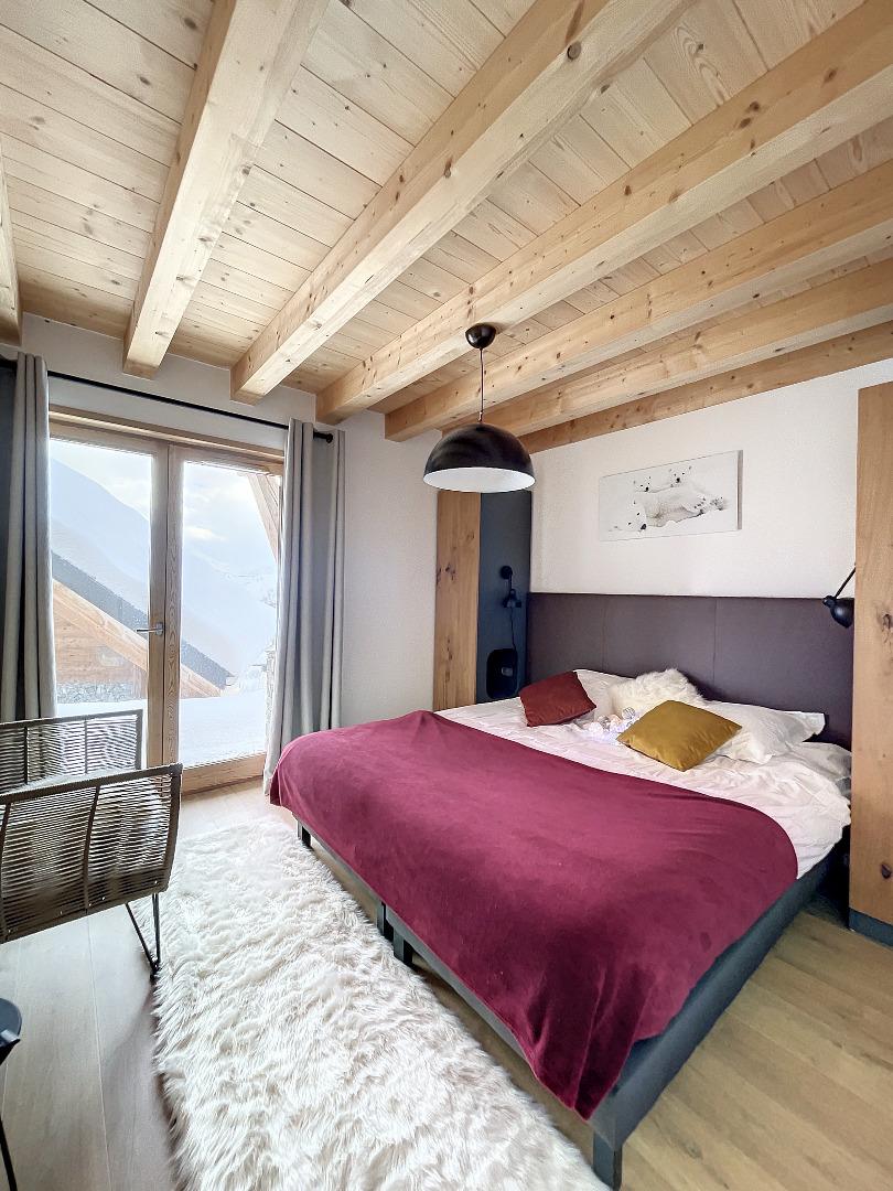 Chambre 2 au rez-de-chaussée avec lit double.
