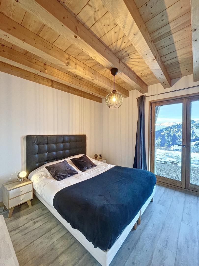 Première chambre du rez-de-chaussée avec lit double.