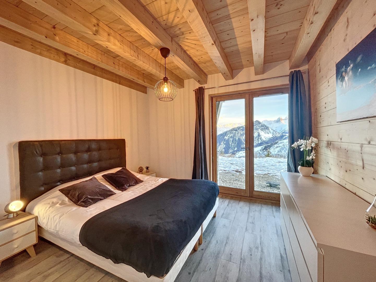Première chambre du rez-de-chaussée avec lit double.