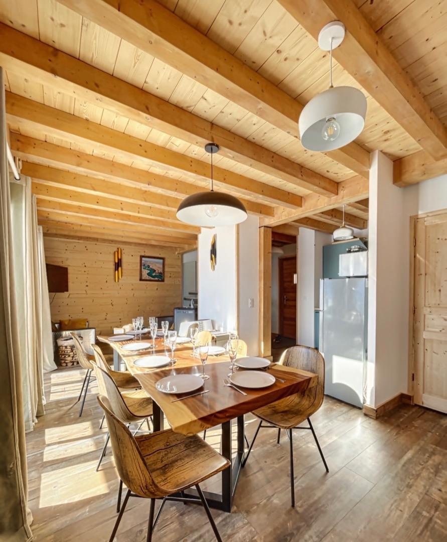 Salle à manger avec grande table en bois.