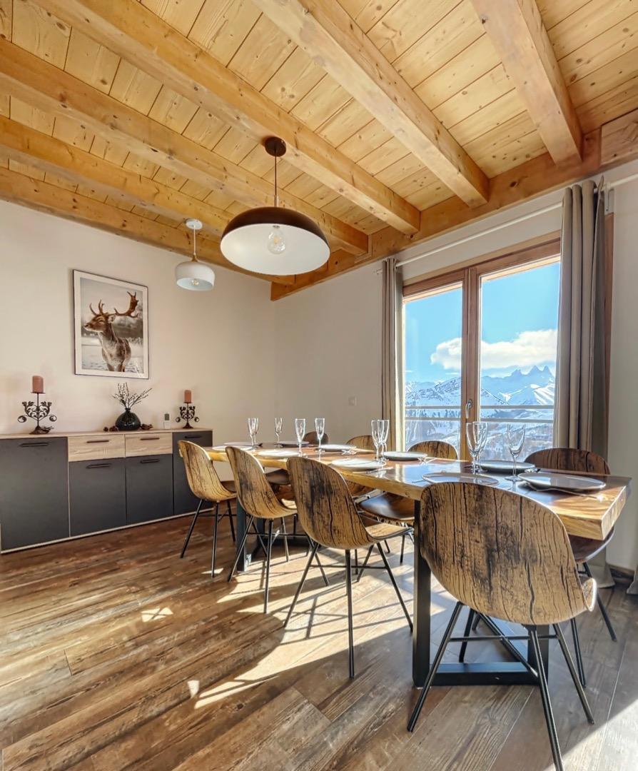Salle à manger avec grande table en bois.