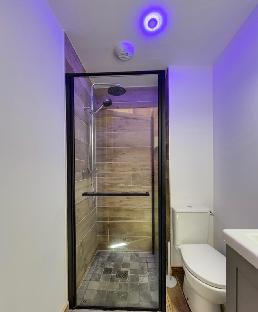 Salle de bain avec douche à l'italienne et wc.