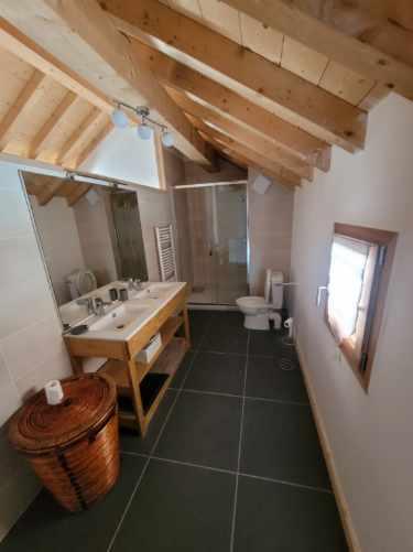 Salle de bain privative d'une des chambres à l'étage