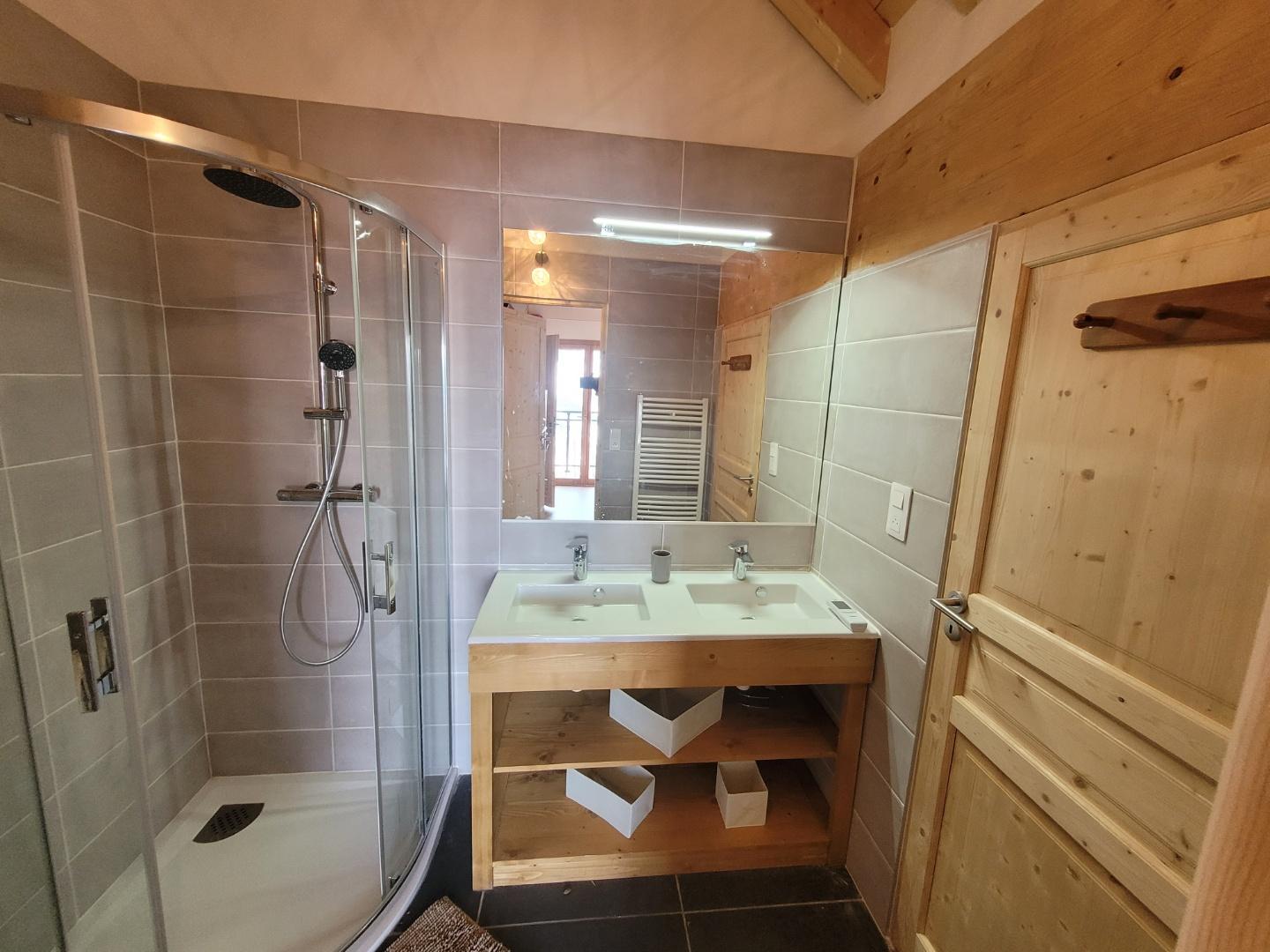 Salle de bain privative d'une des chambres à l'étage