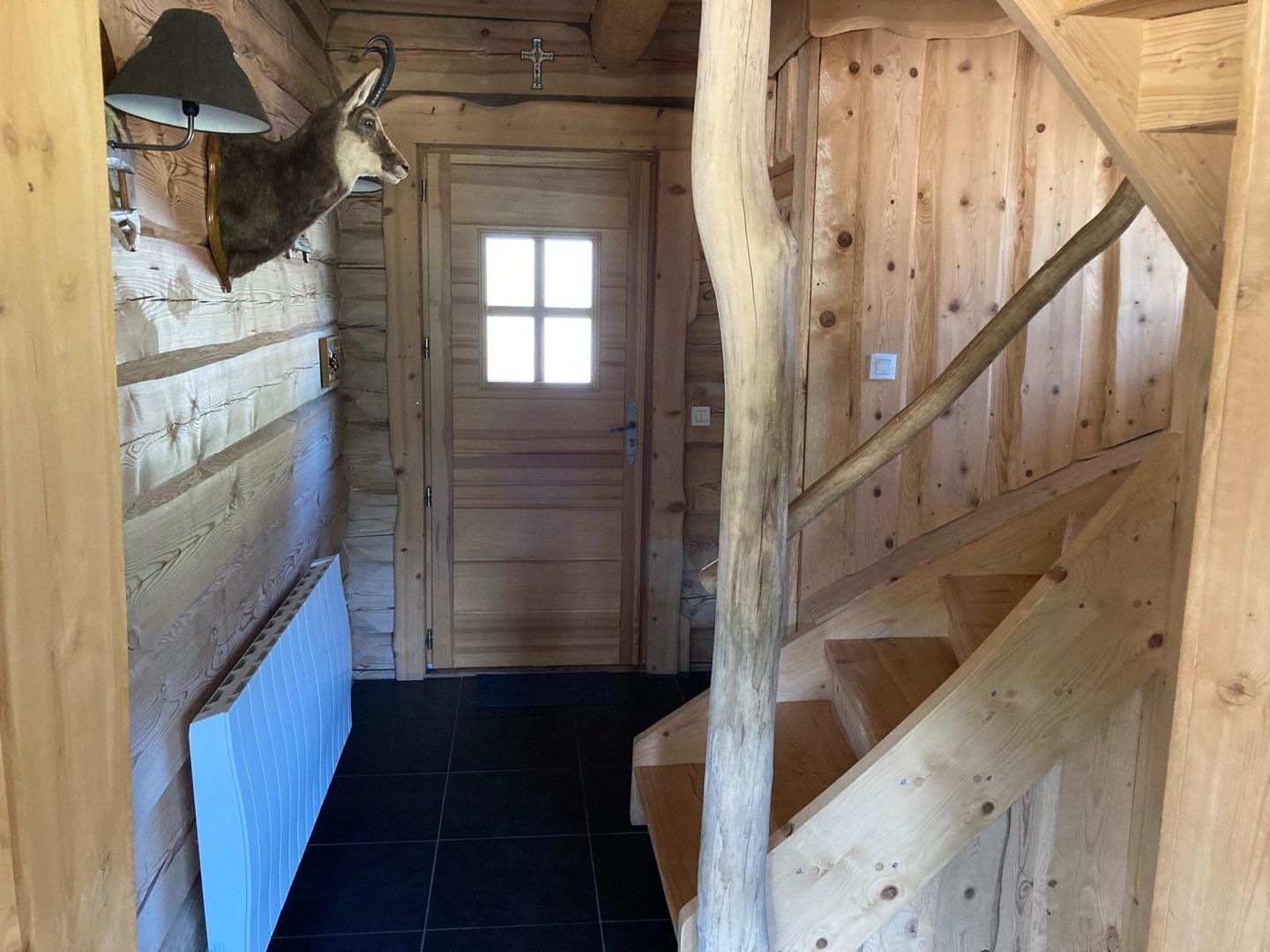Hall d’entrée avec escalier donnant accès à l’étage 