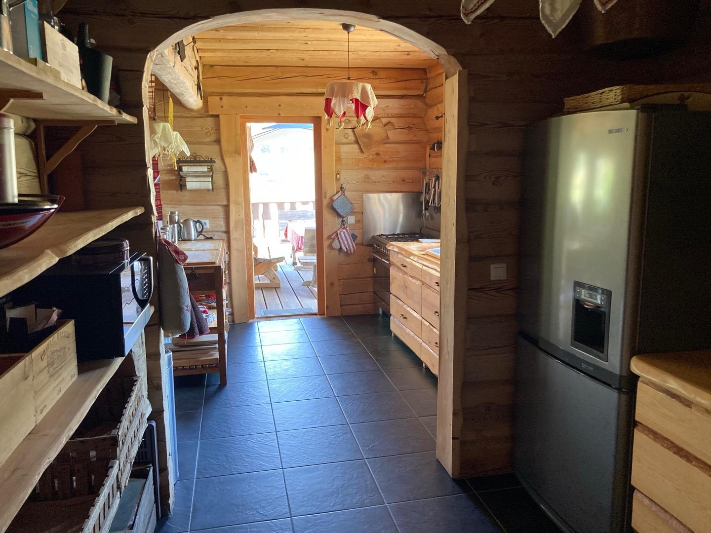 Arrière cuisine avec nombreux rangements…