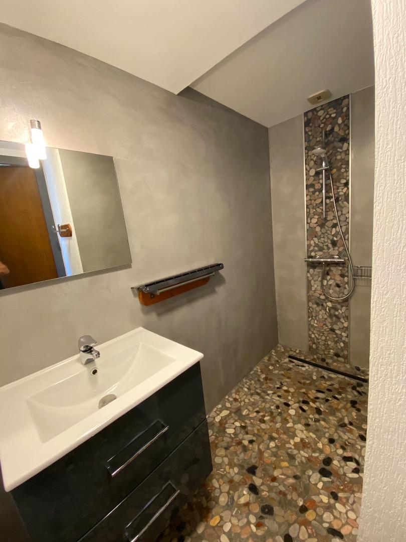 Douche à l’ Italienne, Rénovée en 2017 au sol des galets plats et polis ,très agréable, sèche-serviettes. 