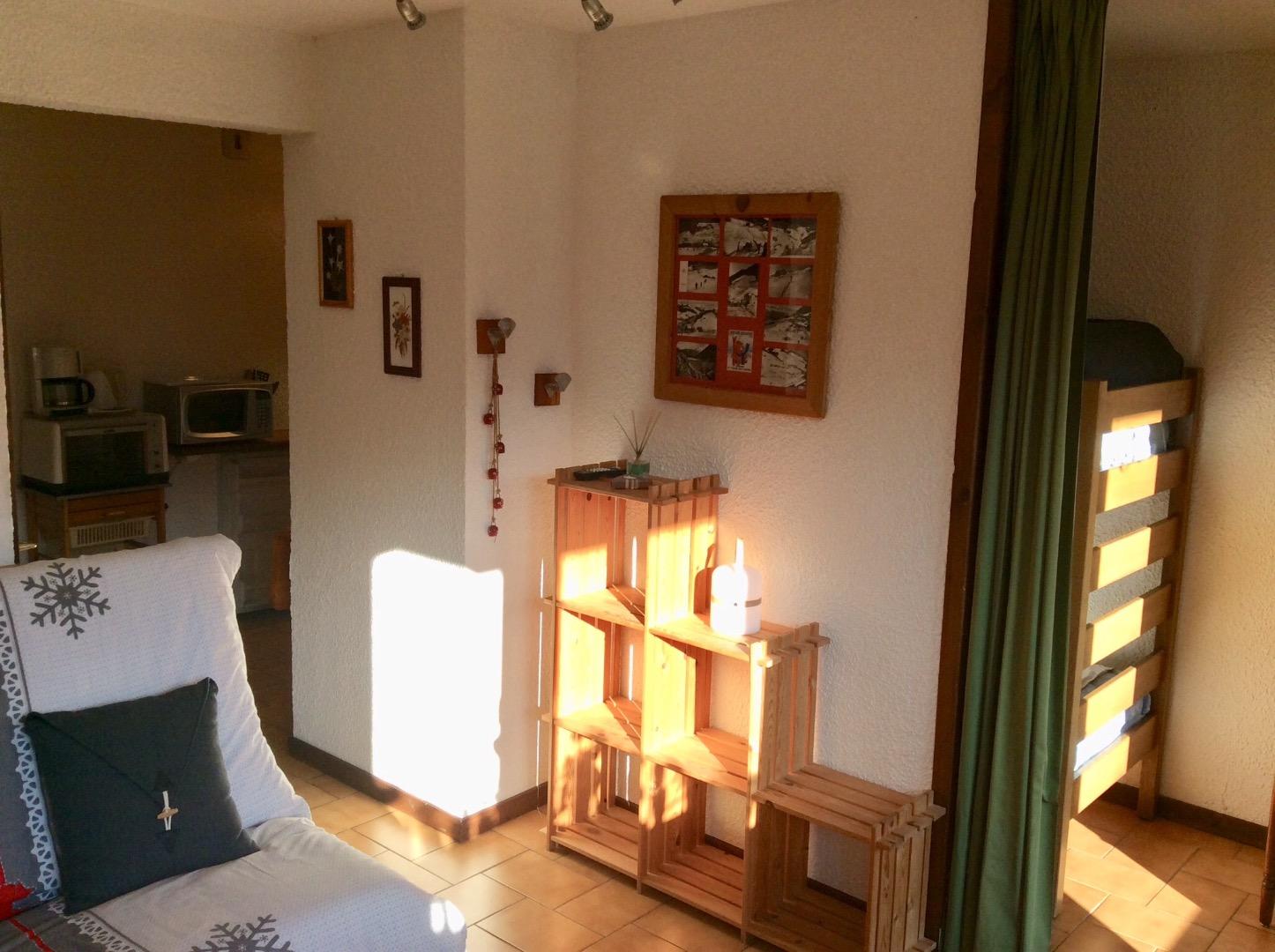 la cabine des lits superposés, la cuisine dans le fond.
