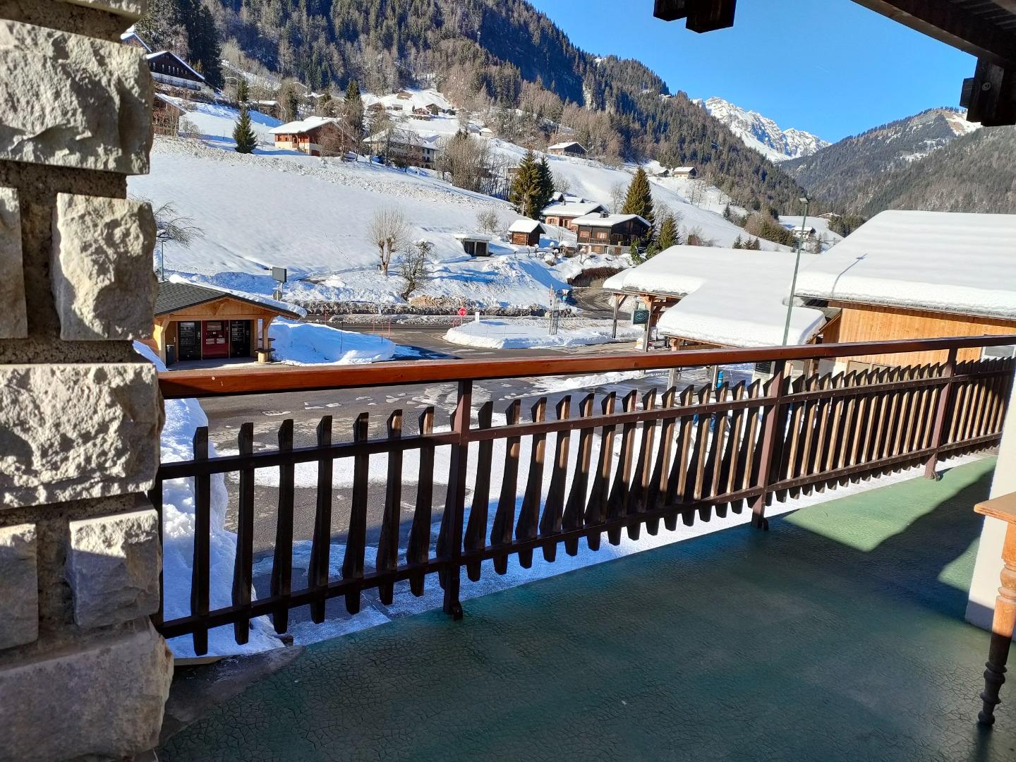 Espace terrasse accessible directement depuis la cuisine ou le séjour.
