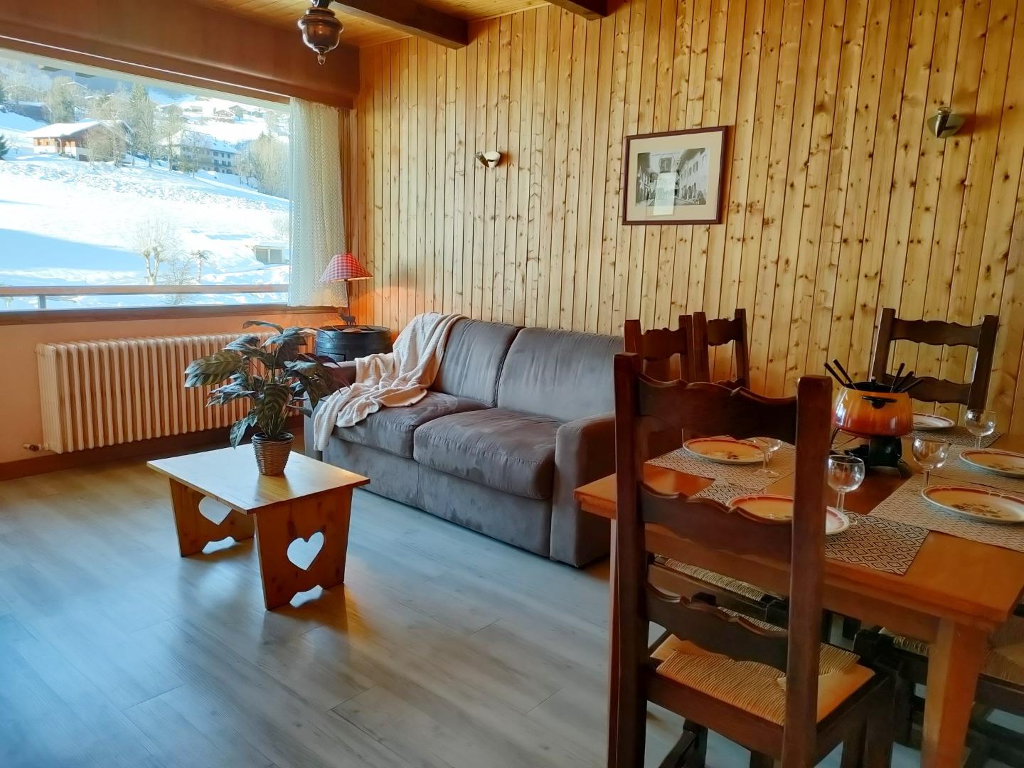 Salon salle à manger équipé d'un canapé convertible pour un couchage confortable de 140cm. 