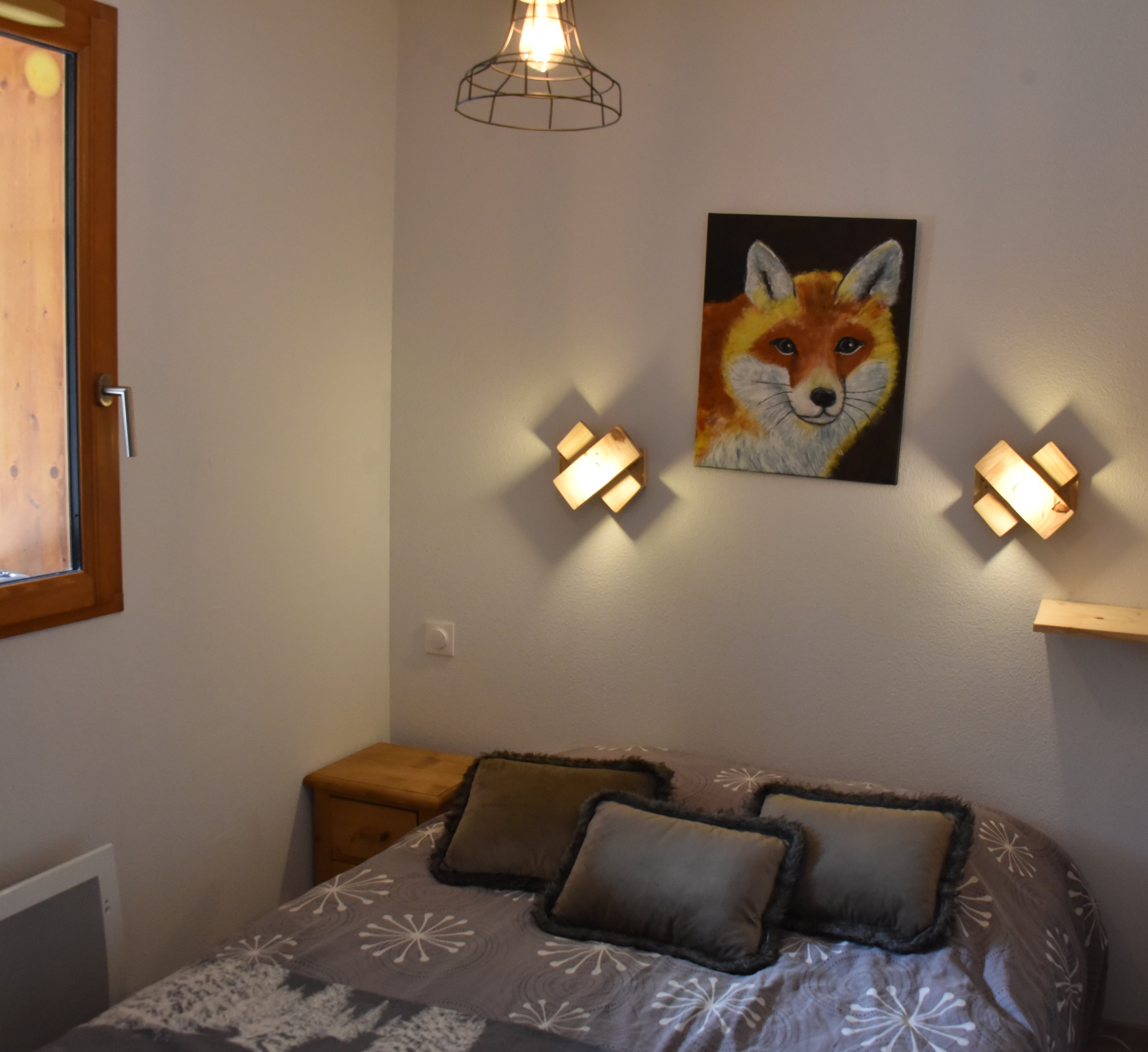 La chambre parents avec un lit en 140 et un grand placard penderie