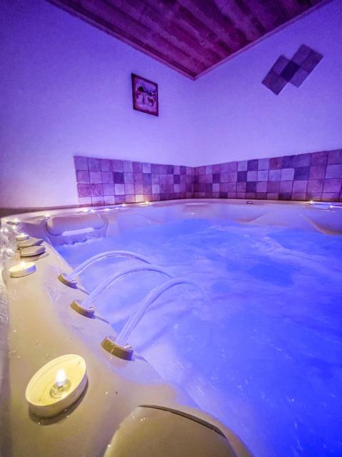 Lumière tamisée et ambiance relaxante dans ce spacieux jacuzzi  