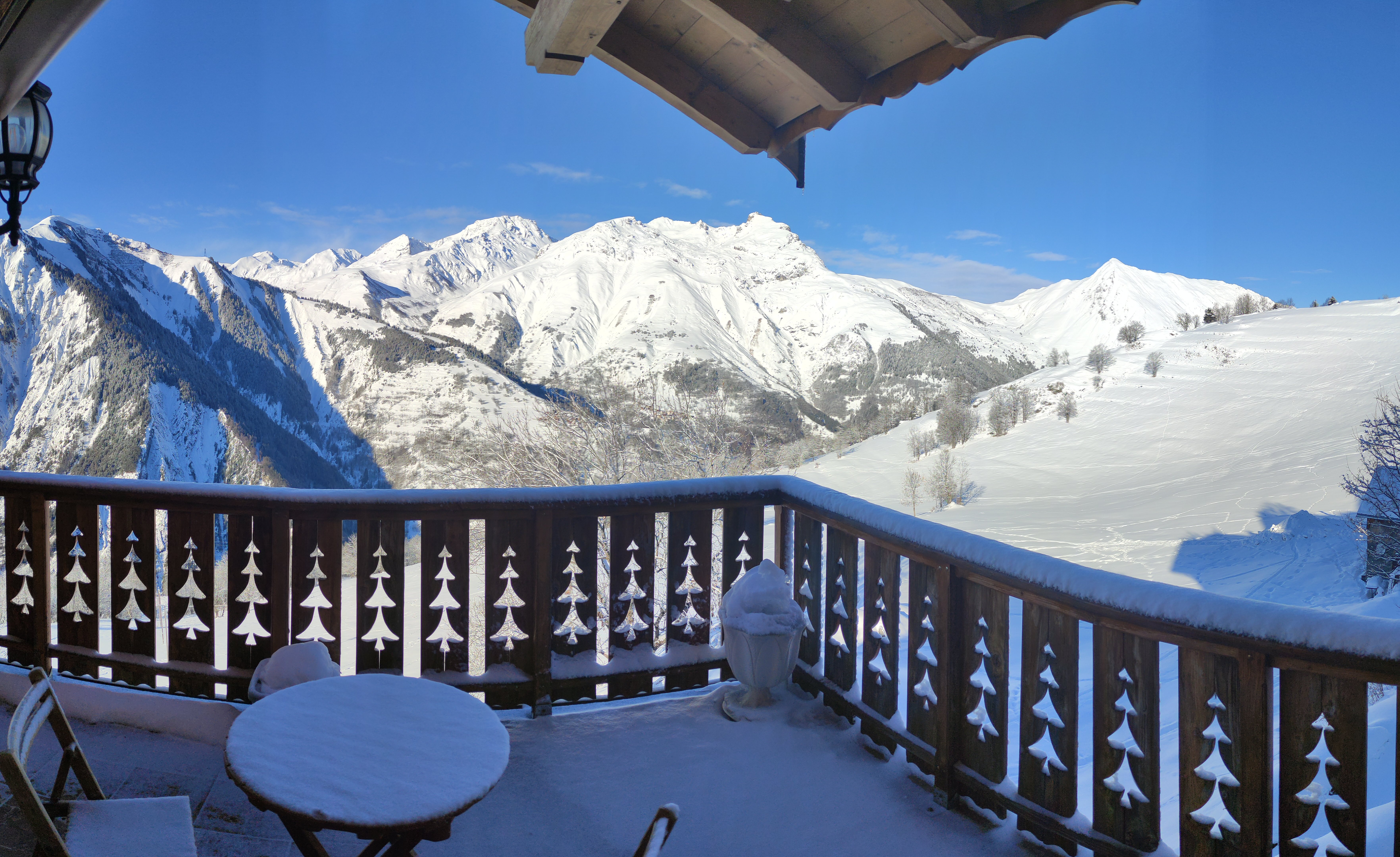 La terrasse avec une vue à 180° sur les montagnes sans aucun vis-à-vis