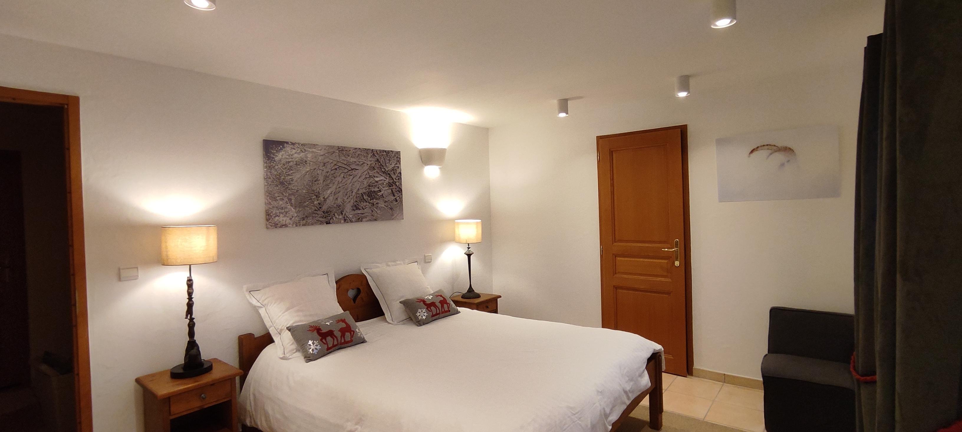 La chambre blanche s'ouvre face au Cheval Noir et au Daillait. Elle possède son dressing