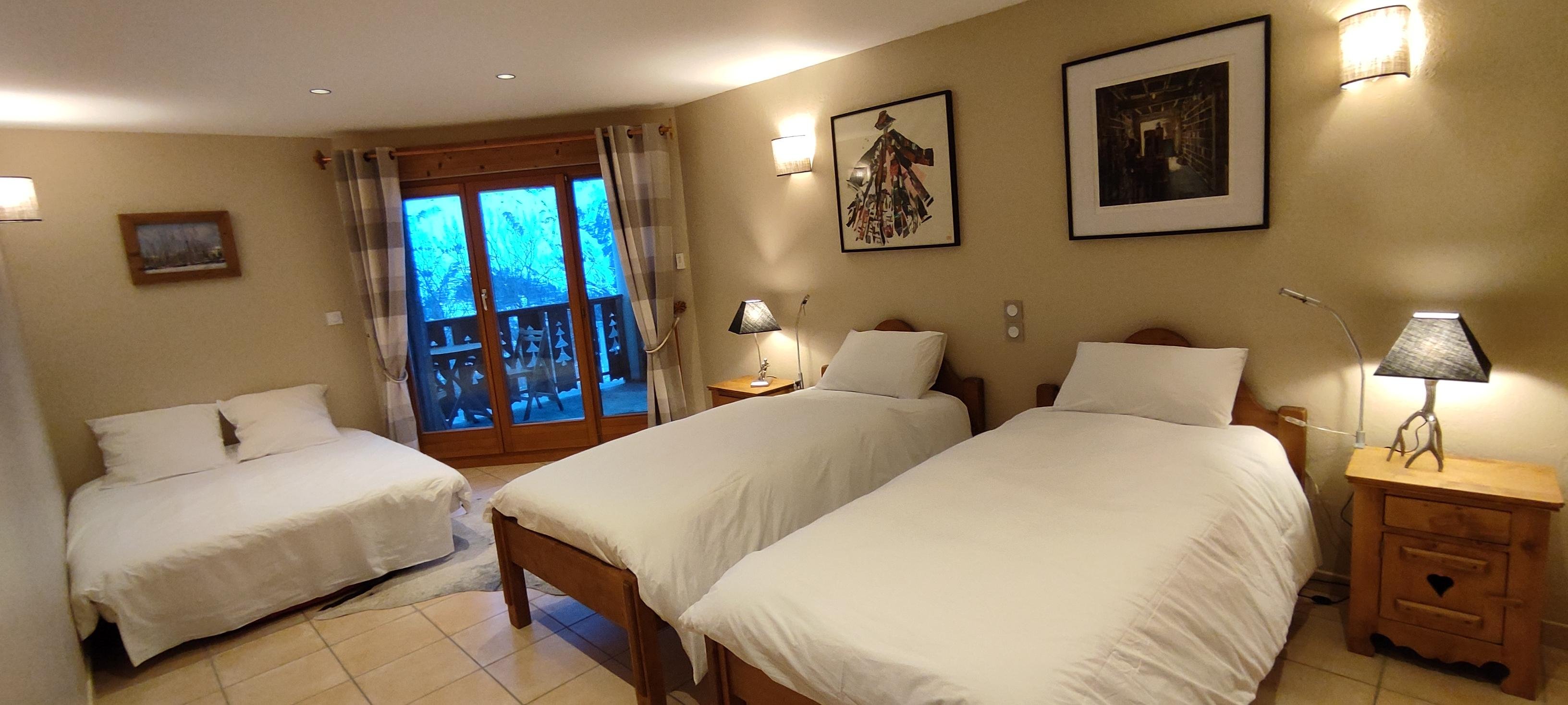 La chambre terrasse dispose de 2 lits jumeaux et d'un canapé-lit (ouvert sur cette photo). Cette chambre aussi possède son propre dressing