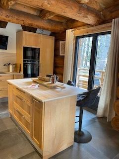 Cuisine : ilot et vue sur terrasse est