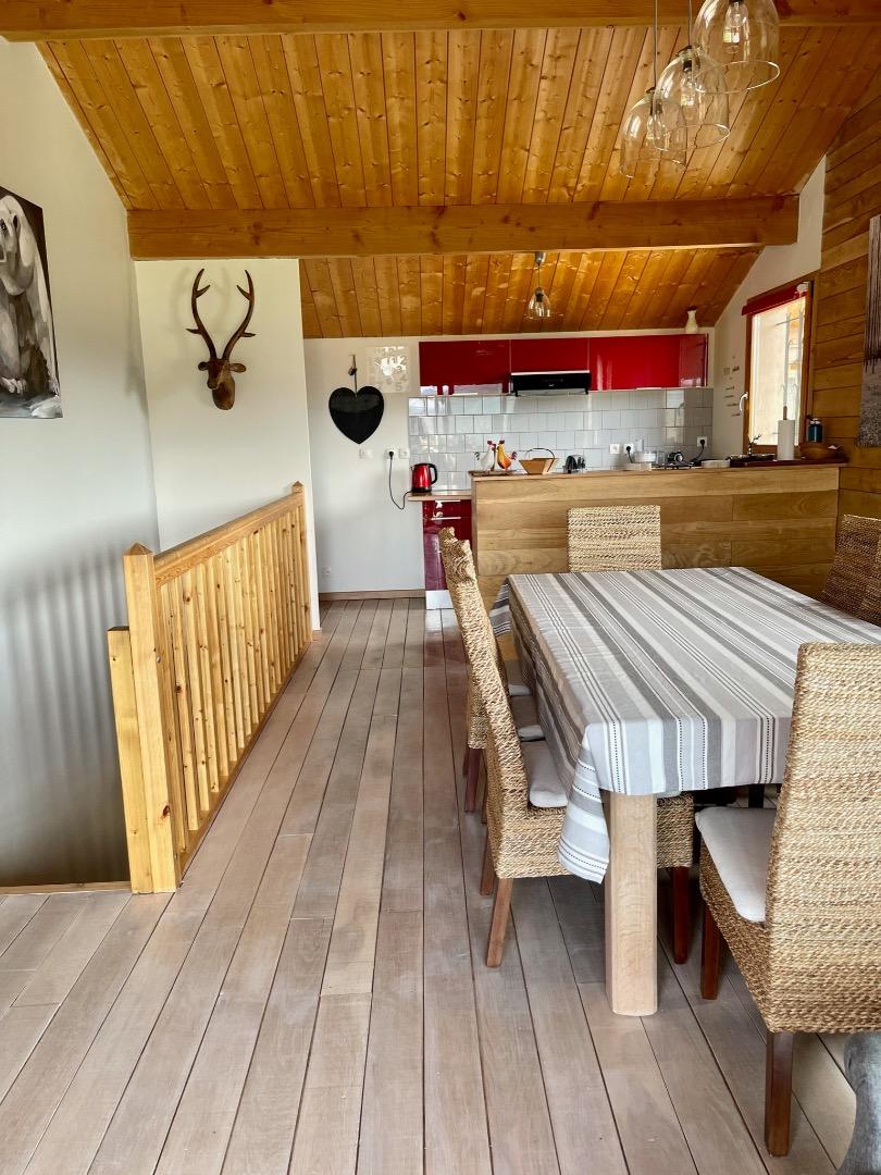 salle à manger avec coin cuisine américaine 