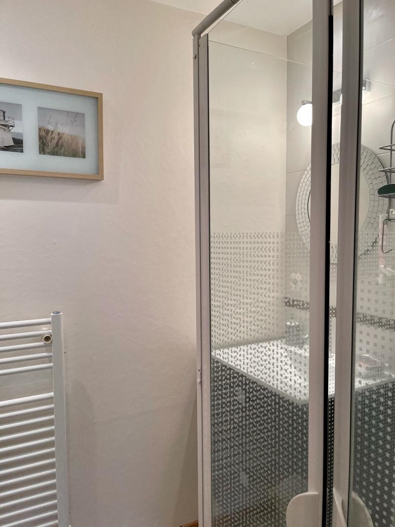 Salle d’eau ( chambre du haut , suite parentale )