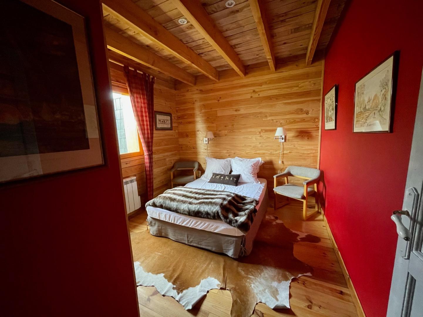 Chambre 2 avec lit en 140 x190   et rangements  ( penderie , étagères )