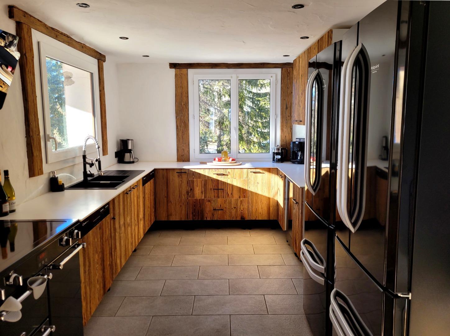 La cuisine du chalet, parfaitement équipée pour 24 personnes.