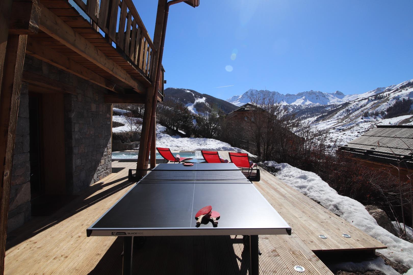 Ce sera difficile de garder les yeux sur la balle de ping-pong avec un tel paysage derrière ! Les crêtes de l'Eyssina couronnent le domaine skiable et la vallée de Vars.