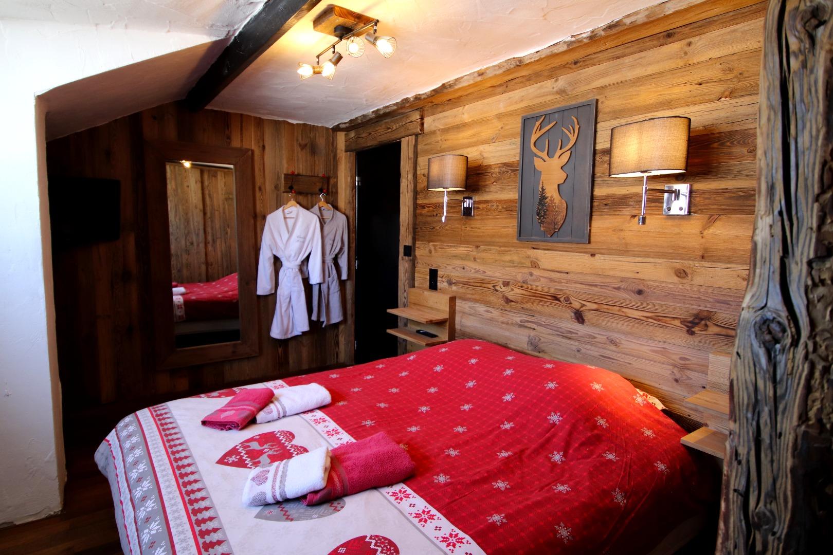 La chambre 7 meublée de 2 lits jumeaux pour former un grand lit si besoin. Cette chambre possède une salle de douche indépendante de la chambre.