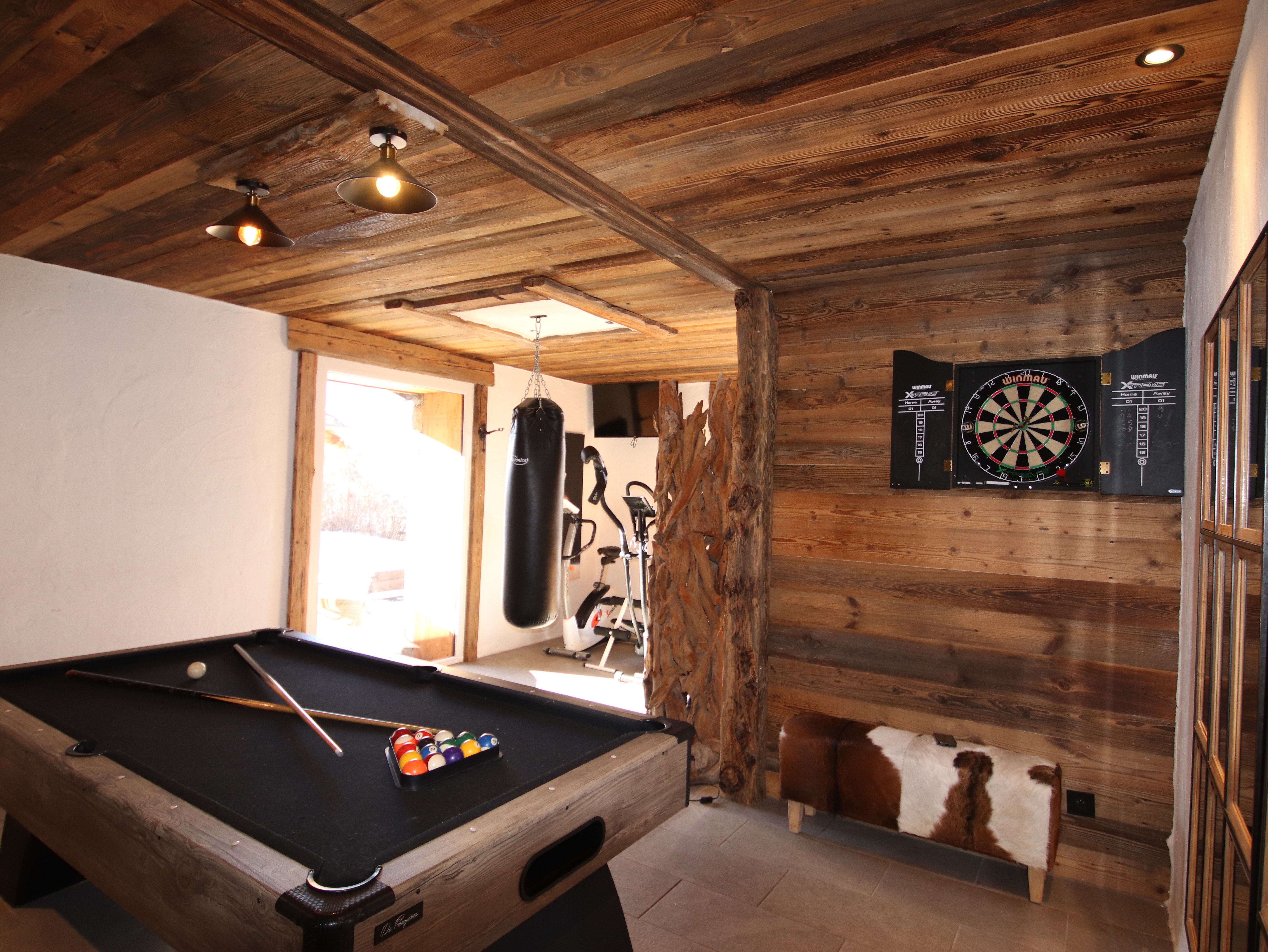 L'espace loisirs au rez-de-chaussée qui dispose d'un billard, et des appareils de sport.
