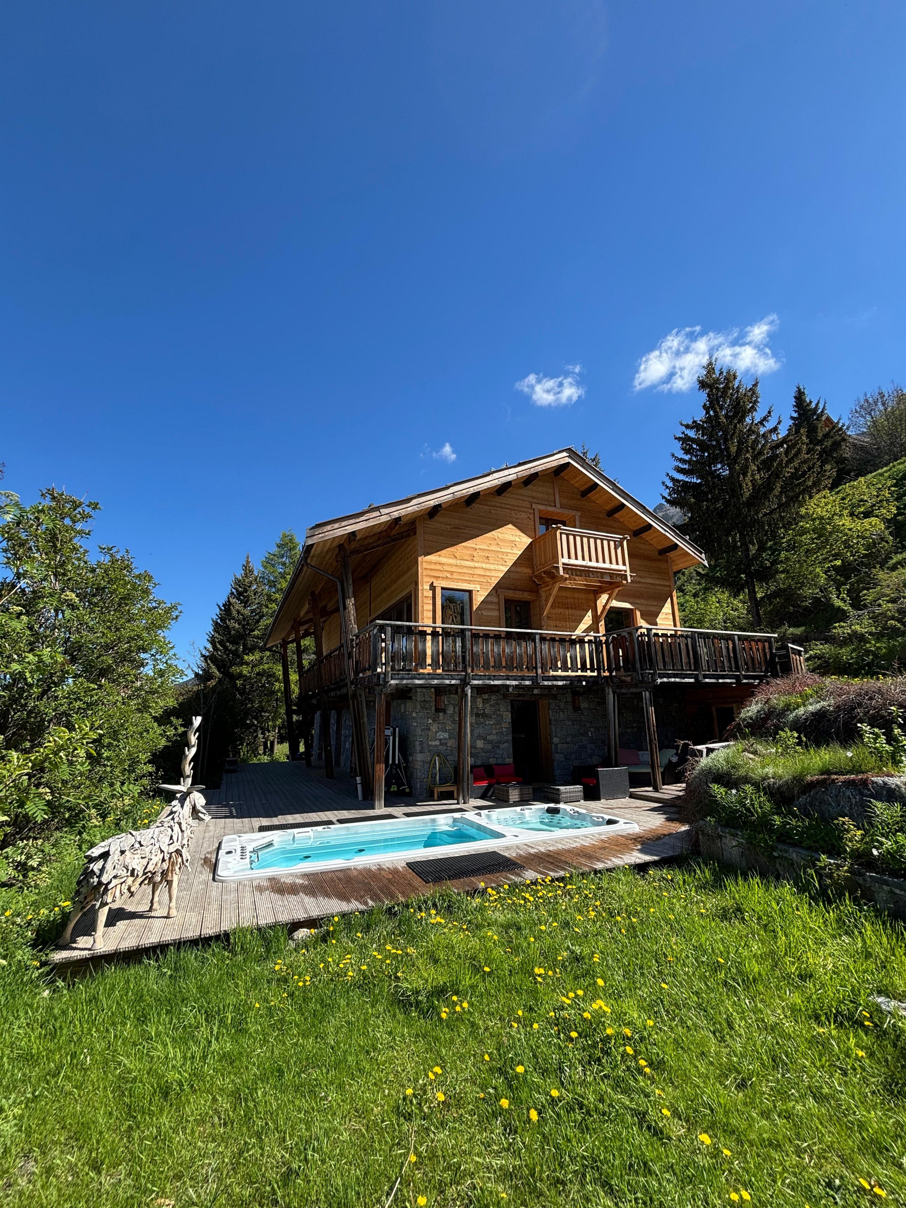 Jardin du chalet Terrasse avec le Spa de Nage terrasse et sauna