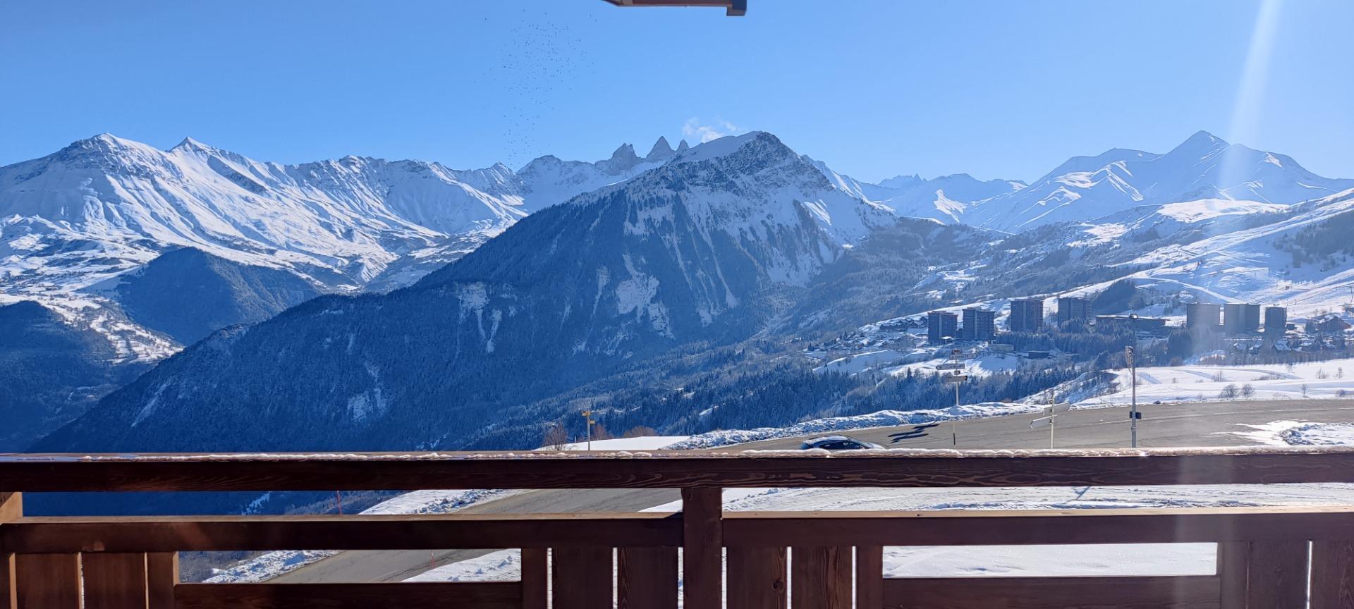 Une vue magnifique sur les aiguilles d'Arve, le mont Charvin et le râteau de la Meije.