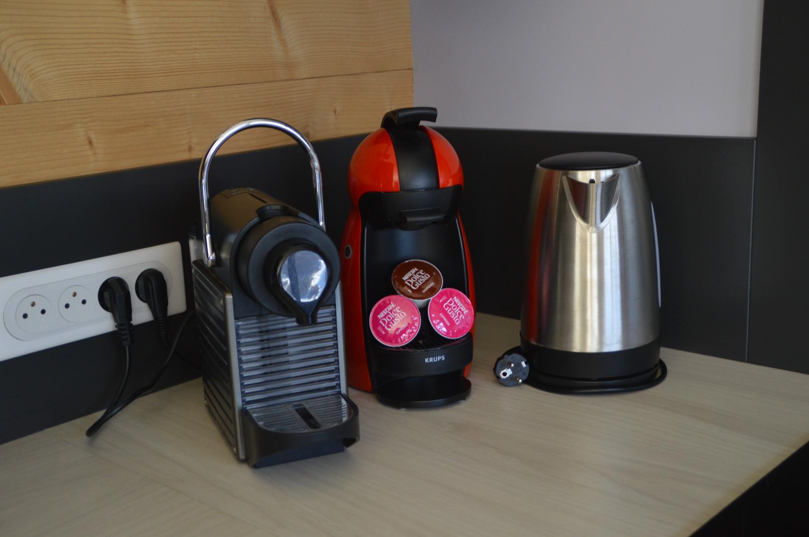 Machine Nespresso, Dolce Gusto et bouilloire (capsules non fournies)