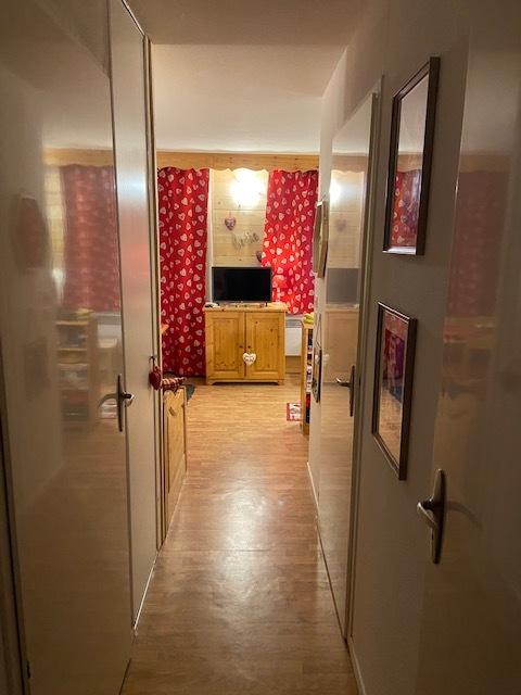 Couloir desservant la chambre, les toilettes et la salle de bains