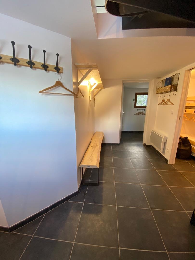 Entrée RDC à gauche dortoir, au fond pièce avec machine à laver le linge, sèche-linge, grand frigo-congélateur et salle d'eau wc
