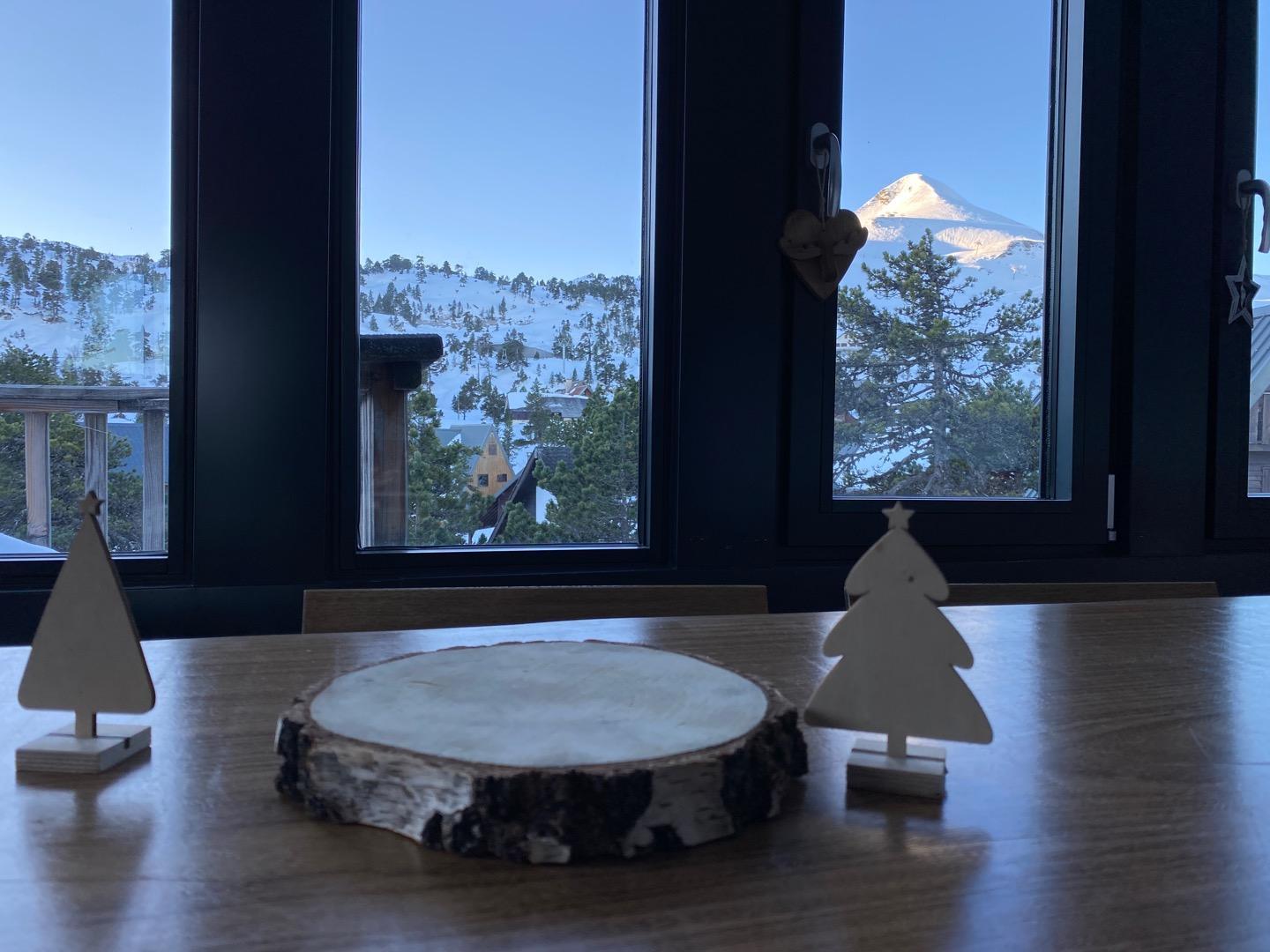 Table véranda avec vue magnifique sur les sommets et pic d'Arlas R+1