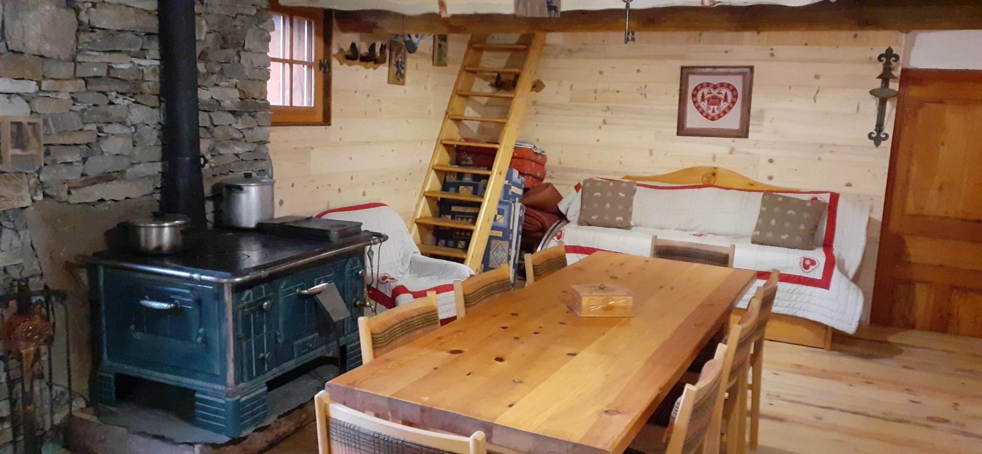 Chauffage à bois, le bois est fourni sans supplément.