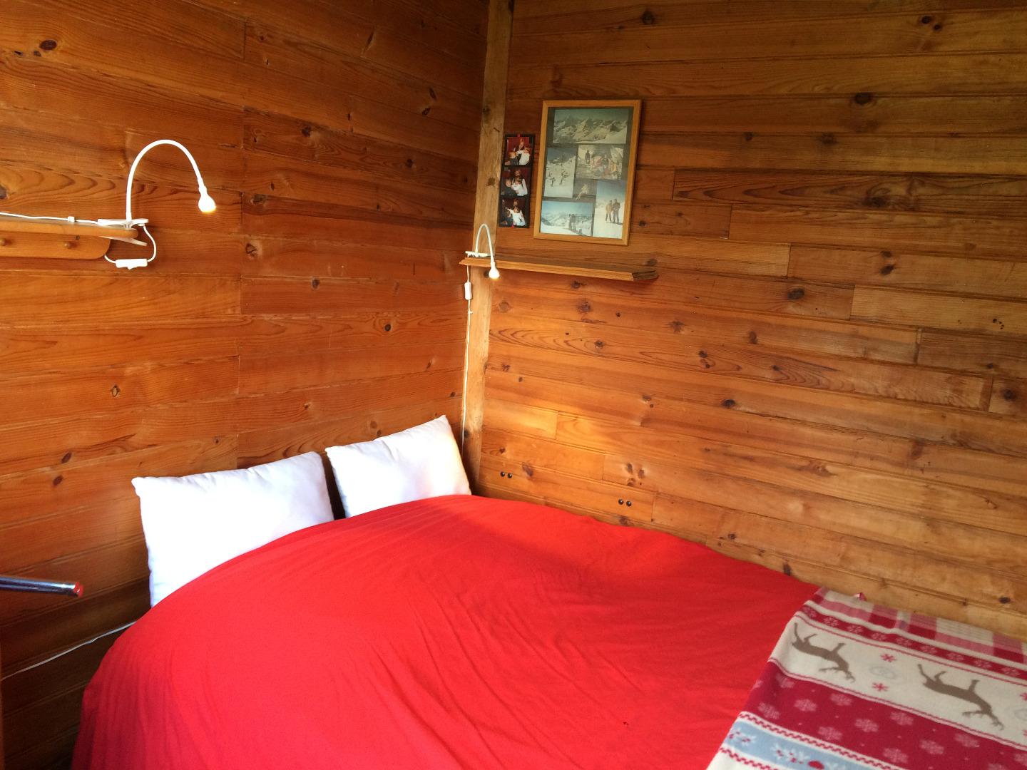 Chambre 2 au RDC avec lit double et même equipement lavabo que la chambre1