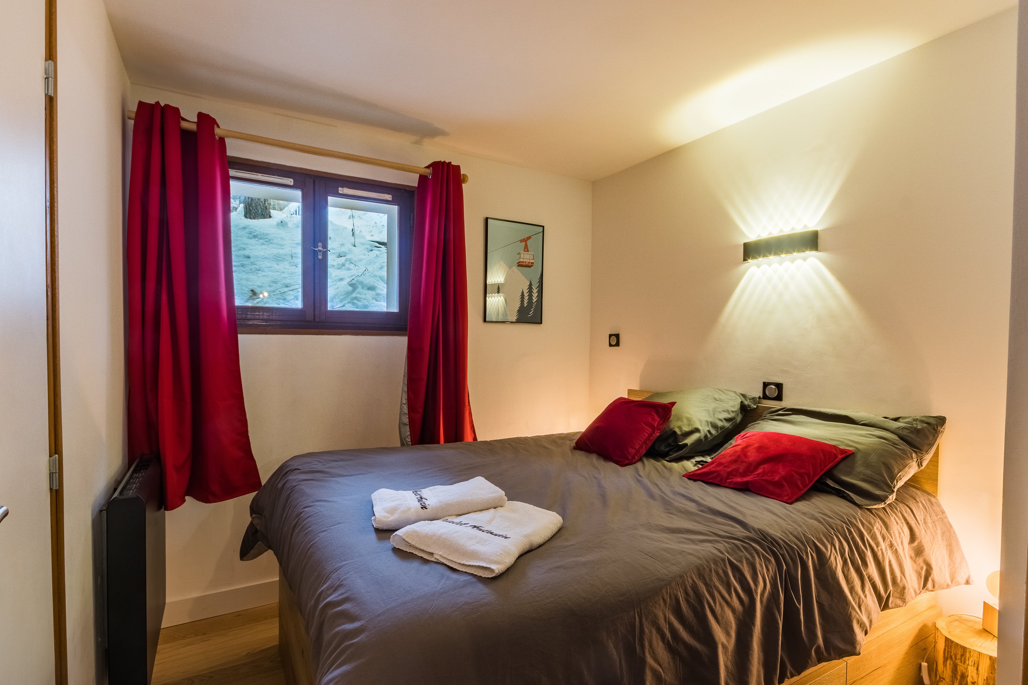 La chambre rouge au 1er étage. Literie en 140 et placard aménagé.