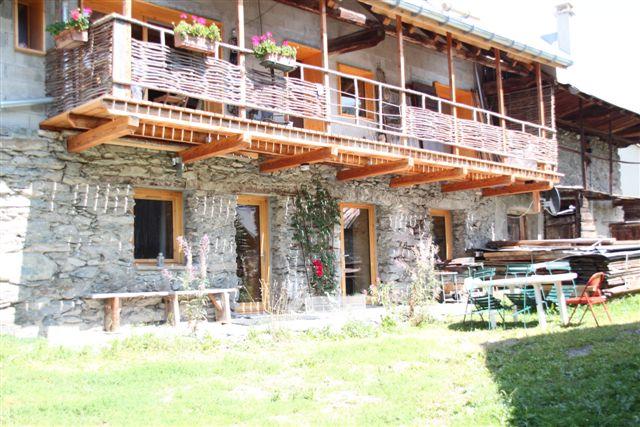 Notre chalet, "La pierre des étoiles",  avec au rez de chaussée l'appartement que nous vous proposons de louer.