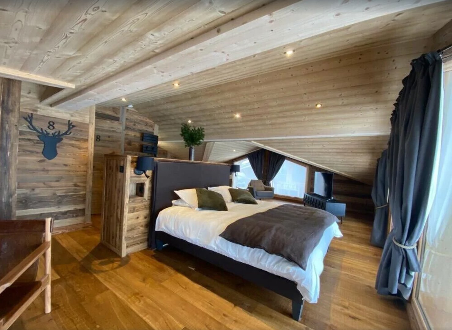 La chambre master, est une suite composée d'un lit double 180x200, d'une salle de douche + baignoire, d'un salon Tv , et d'un espace bureau avec canapé lit convertible offrant 2 couchages supplémentaires.