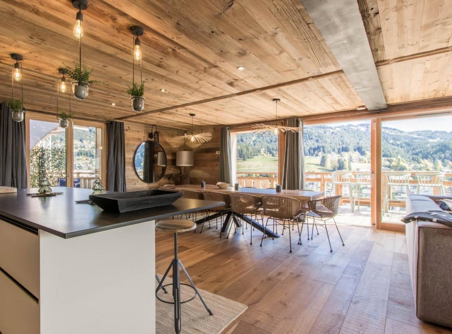 Salle à manger avec vue panoramique sur la montagne et les pistes de ski. Domaine Les Gets, Portes du soleil.