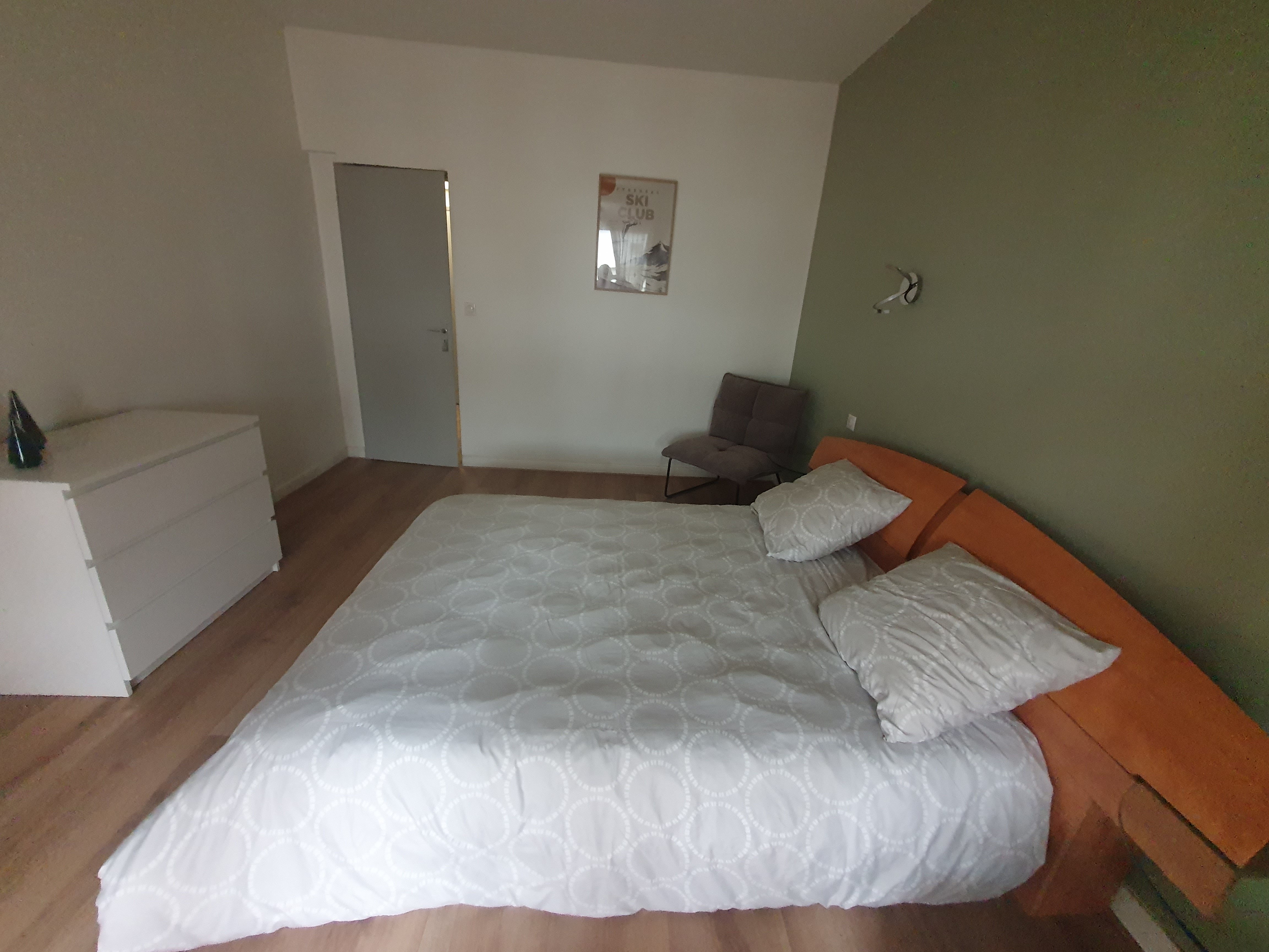 Chambre avec salle de bain et lit 140 avec Terrasse