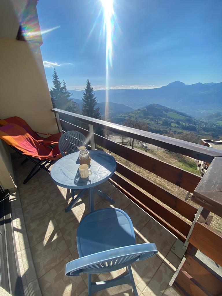Vue de notre balcon, vous pourrez profiter des bains de soleil et de la petite table 