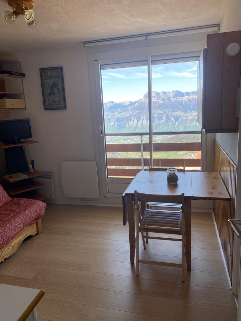 Vue de notre salon ou vous pourrez profiter de vos repas avec une jolie vue