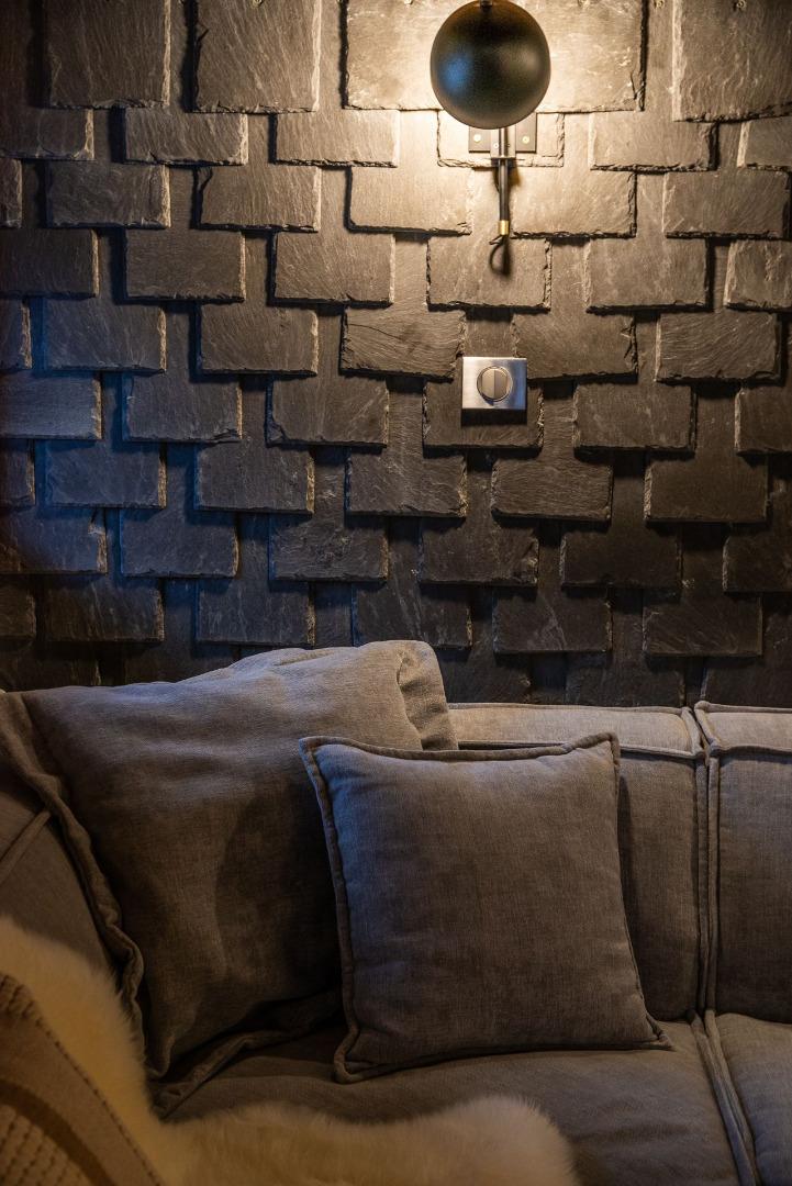 Salon avec son mur en ardoise de Morzine