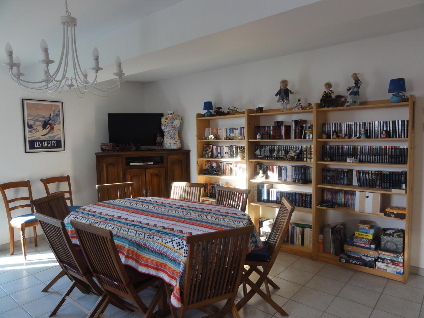 2ème salon - Coin bibliothèque, jeux et TV